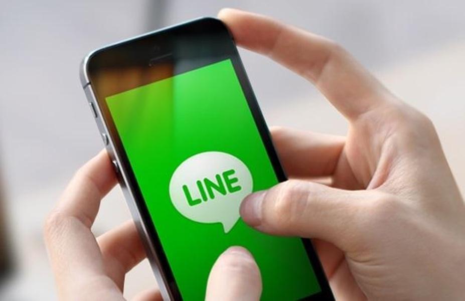 正在點擊line的logo
